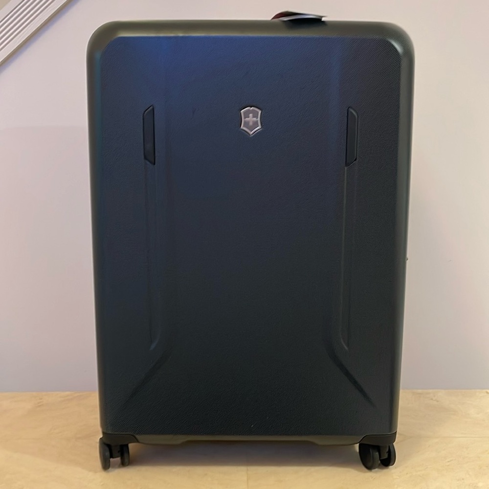 Victorinox VX AVENUE EXTRA LARGE HARDSIDE SUITCASE NWT NEVER USED